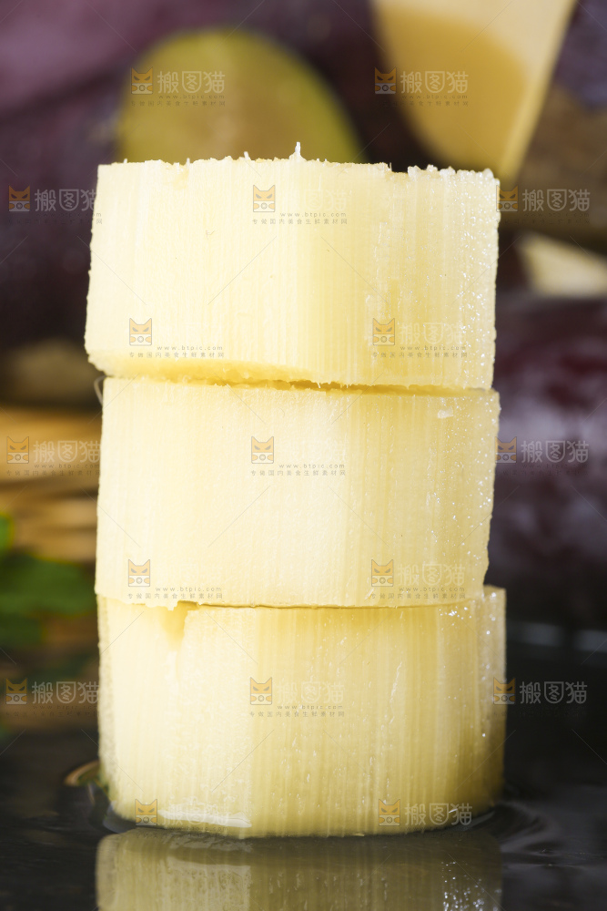 黑石板上的甜甘蔗