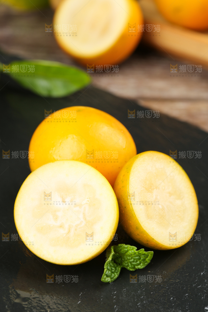 黑石板上放着桂林脆皮金桔