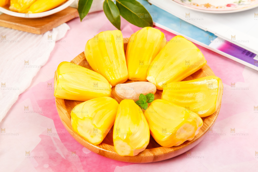 盘子里的新鲜菠萝蜜