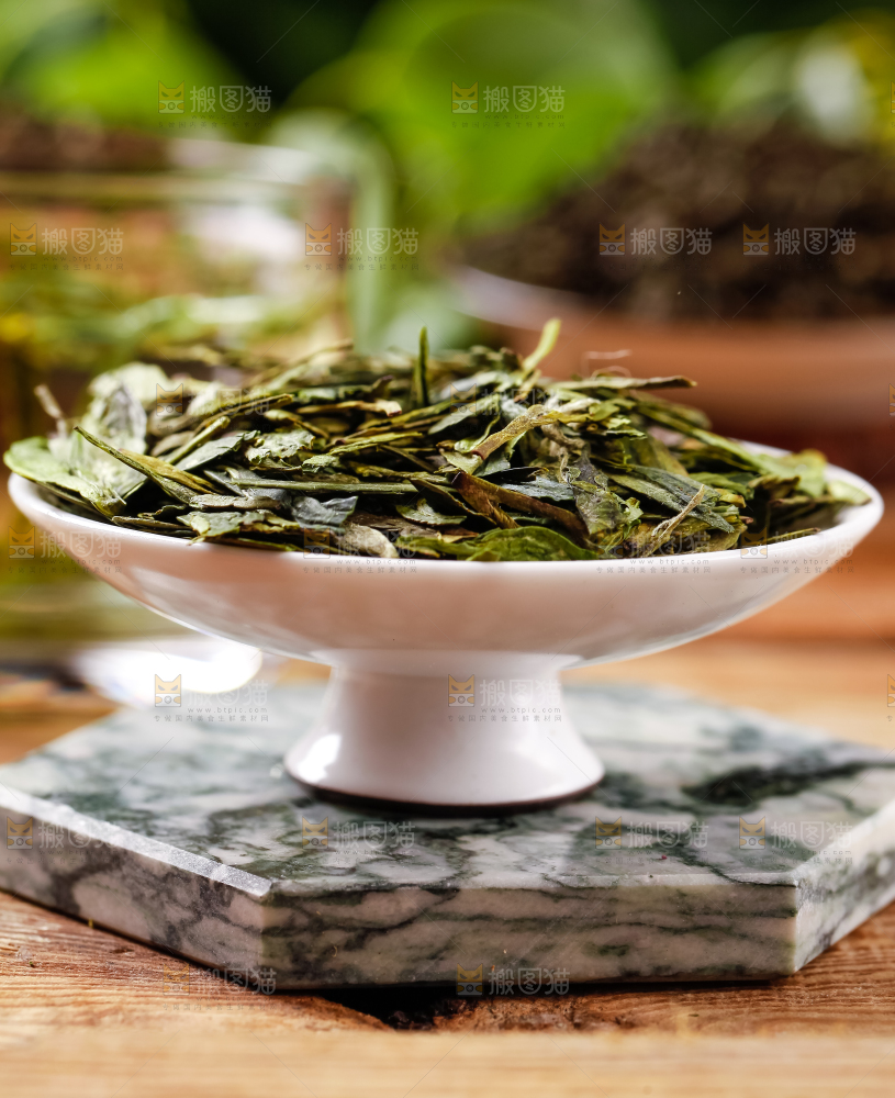 碟子里装着茶叶