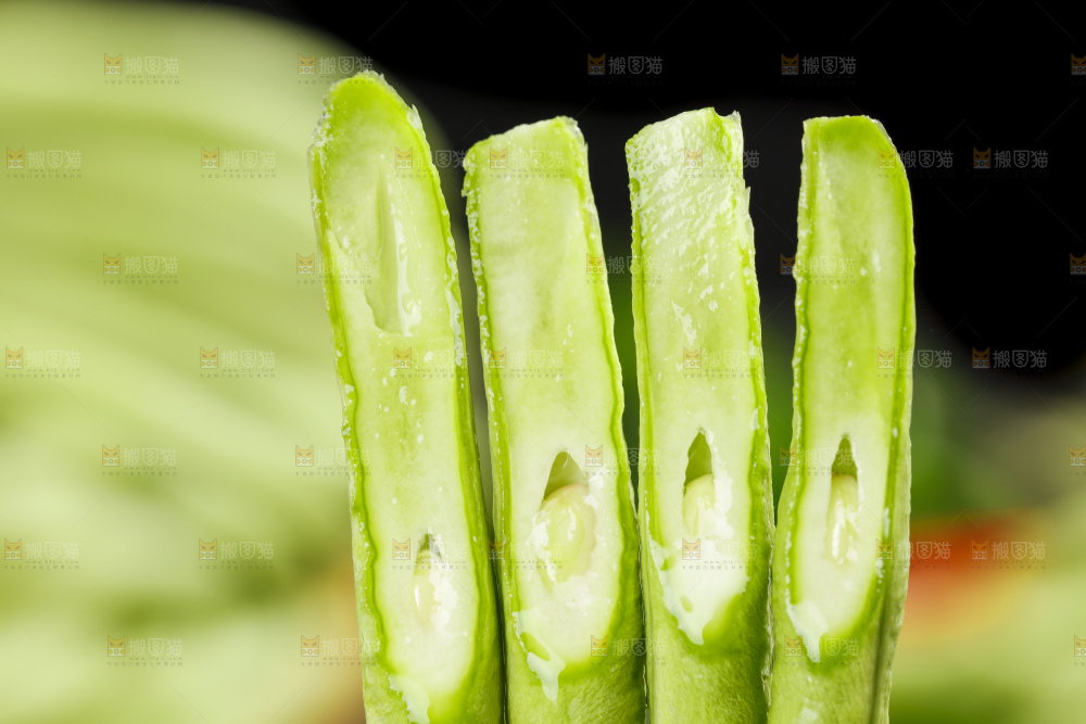 浅底上切开的长豆角