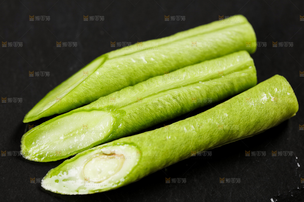 黑底上摆放着豇豆