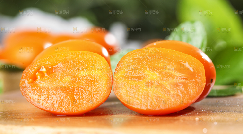木底上摆放着黄金圣女果