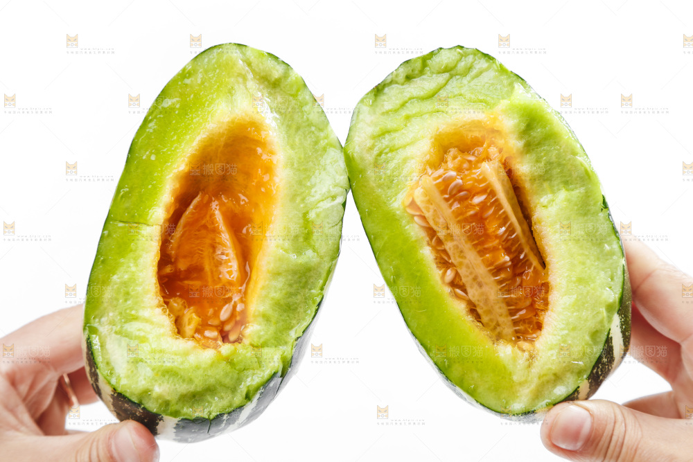 手里拿着羊角蜜甜瓜