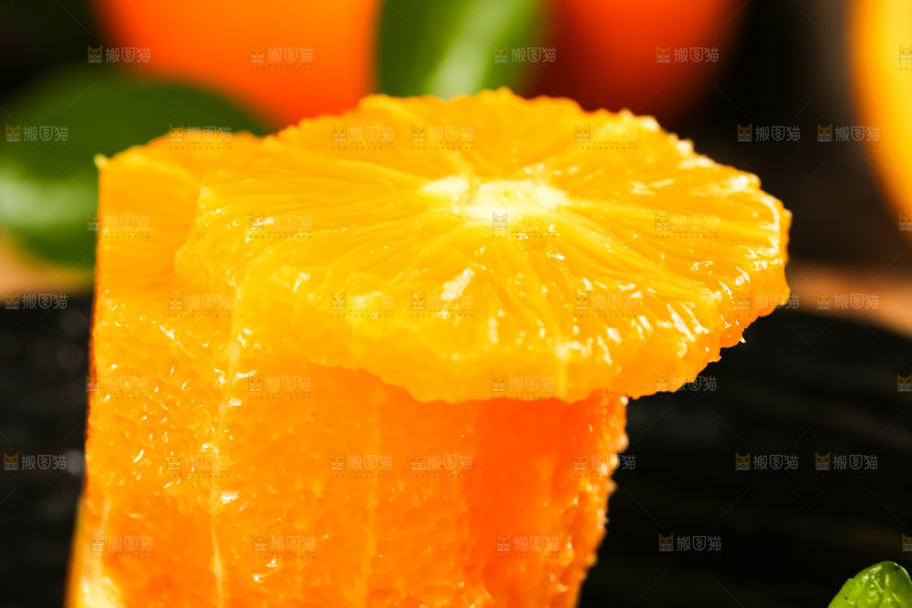 黑底上摆放着橙子