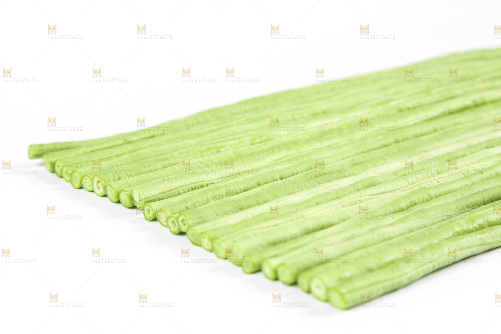 白底上摆放豇豆