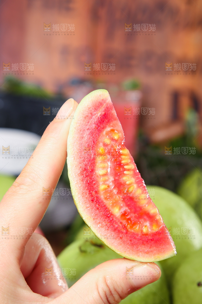 手里拿着软心红芭乐