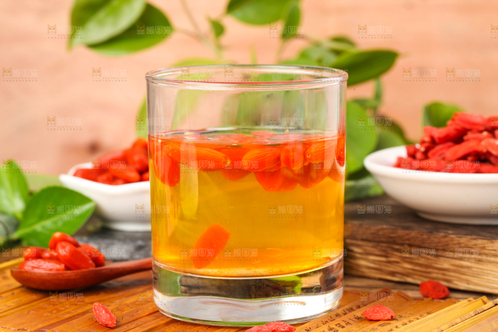 杯子里装着枸杞茶