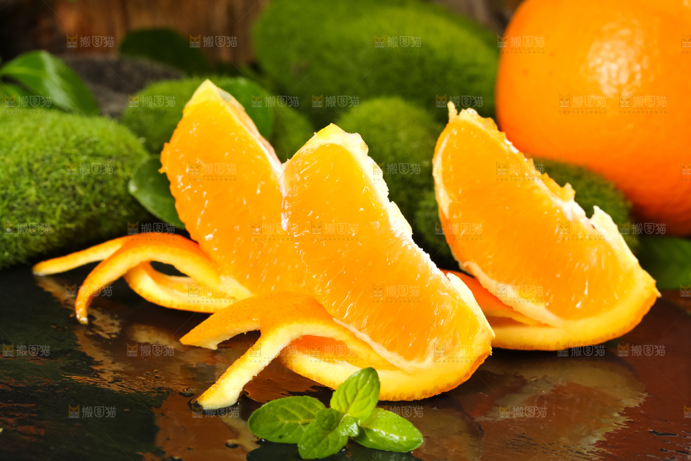 黑底上摆放着橙子