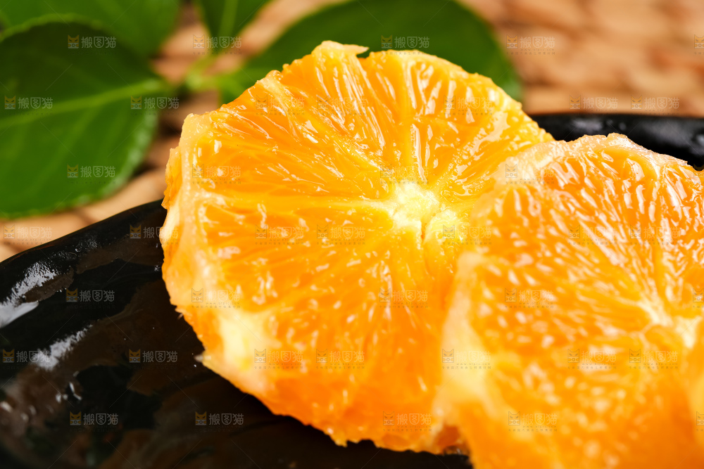 黑底上摆放着橙子