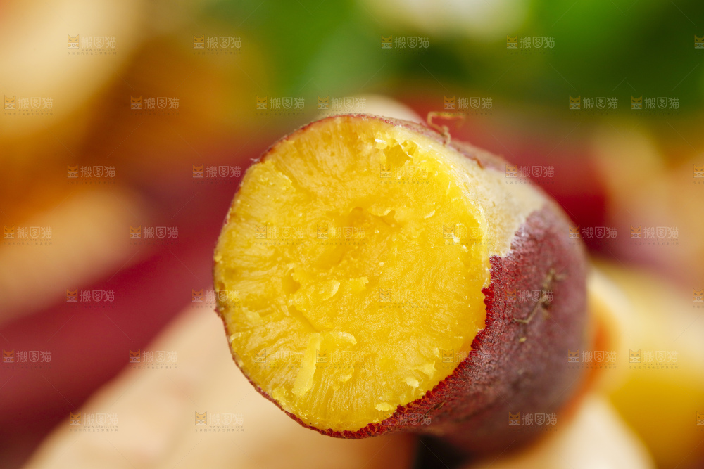 手里拿着小香薯