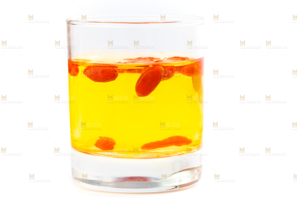 杯子里装着枸杞茶