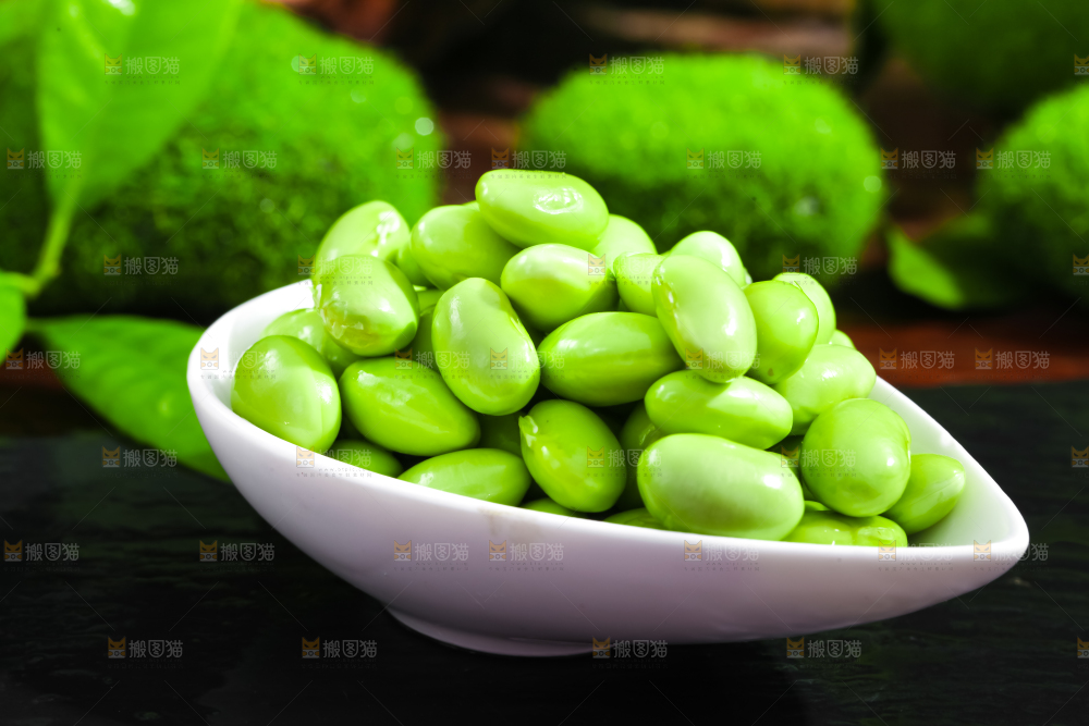 黑底上放着青豆