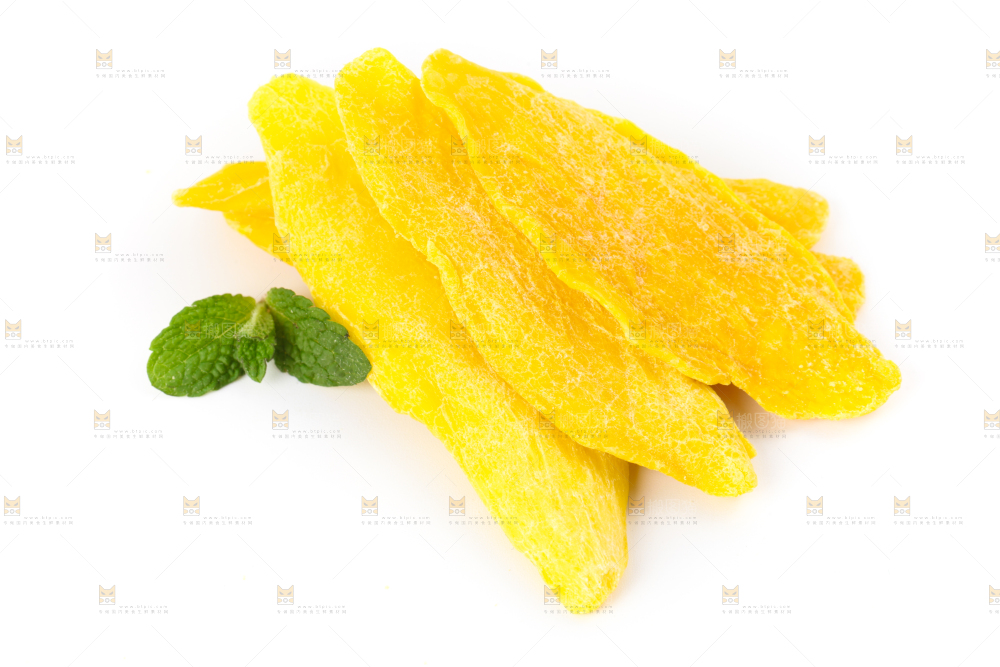 白底上放着干芒果片