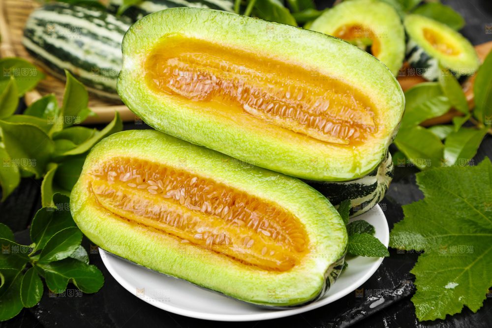 盘子里装着博洋蜜脆甜瓜