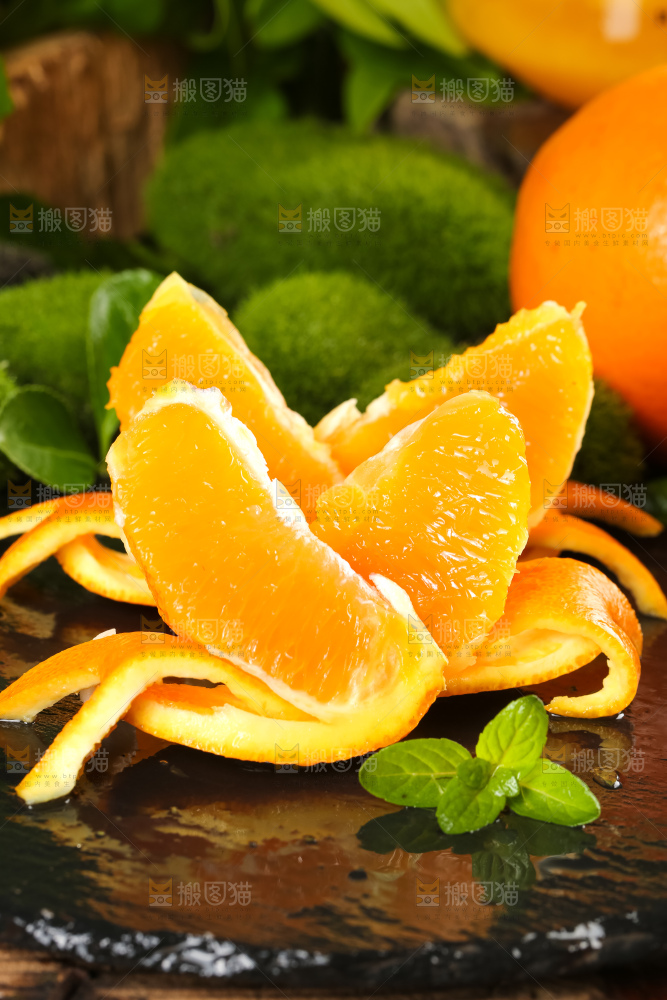 黑底上摆放着橙子