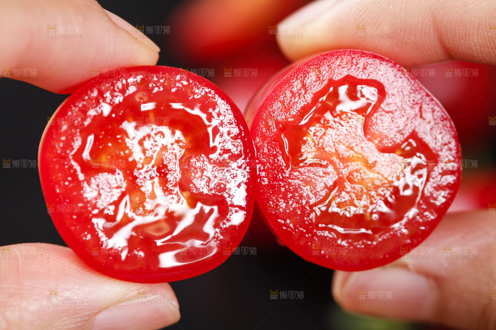 手里拿着小番茄