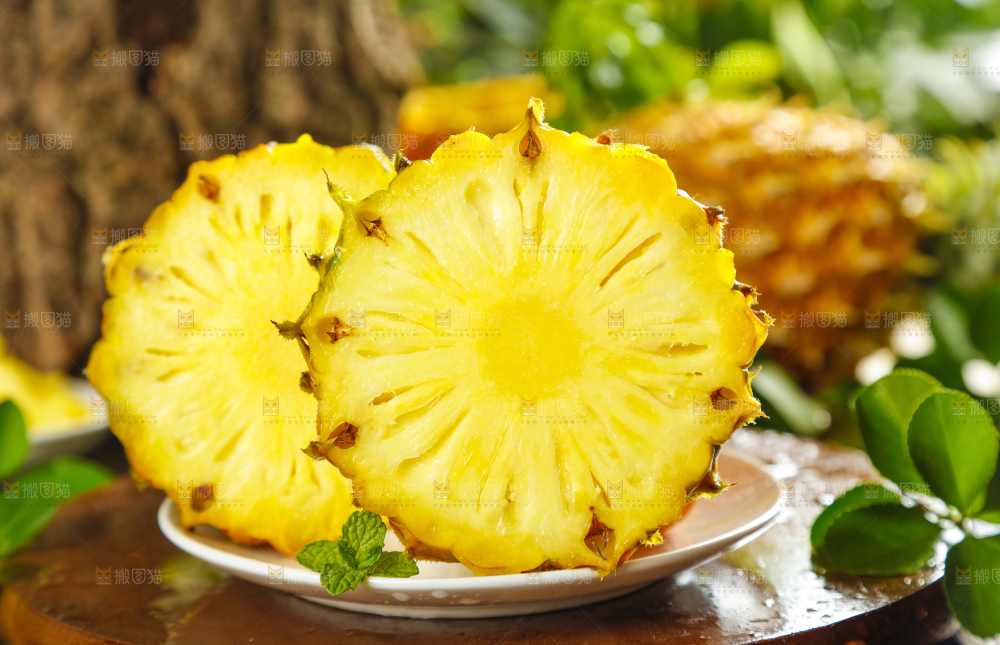 盘子里装着菠萝