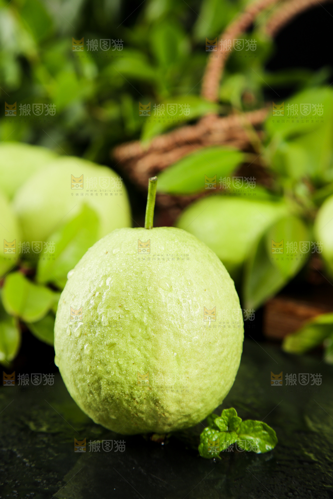 黑底上摆放着番石榴