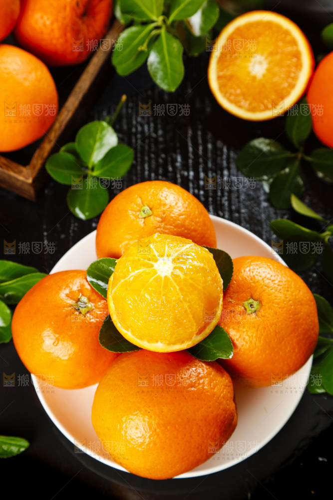 盘子里装着脐橙