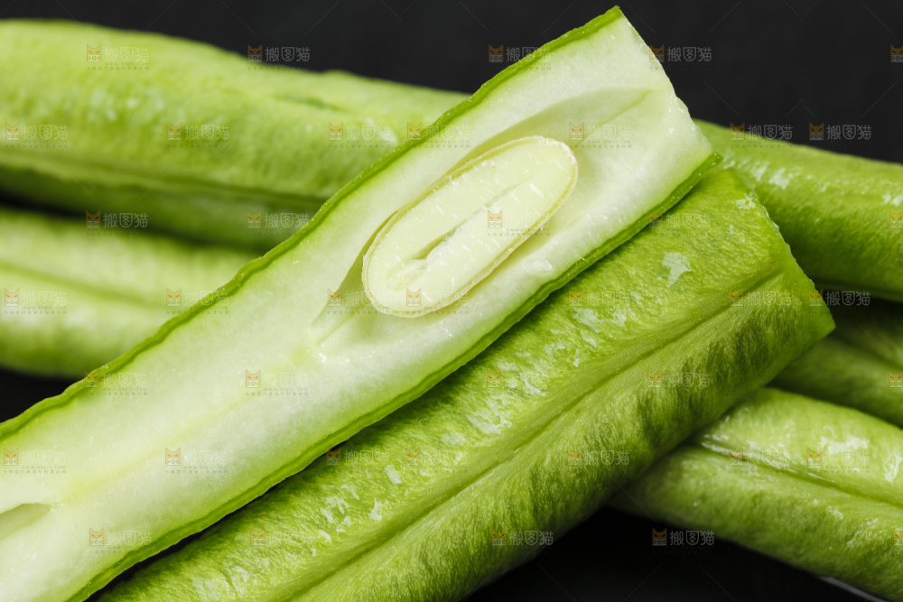 黑底上放着长豇豆