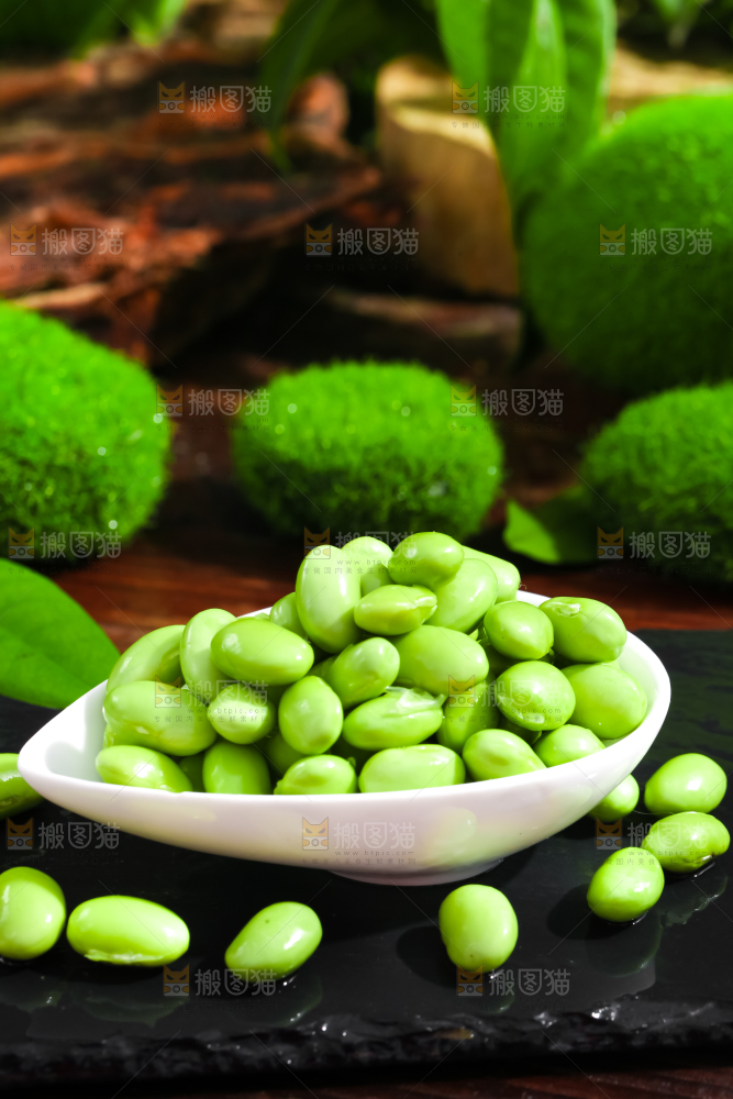 黑底上放着青豆