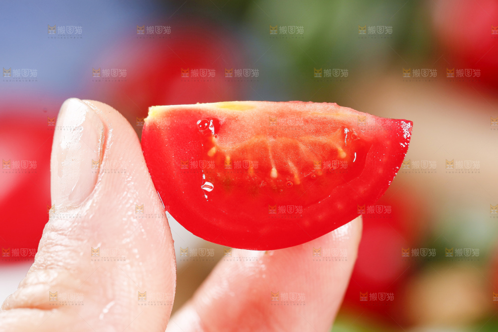 手里拿着小西红柿