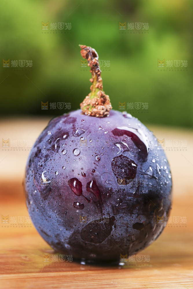 木底上放着紫葡萄