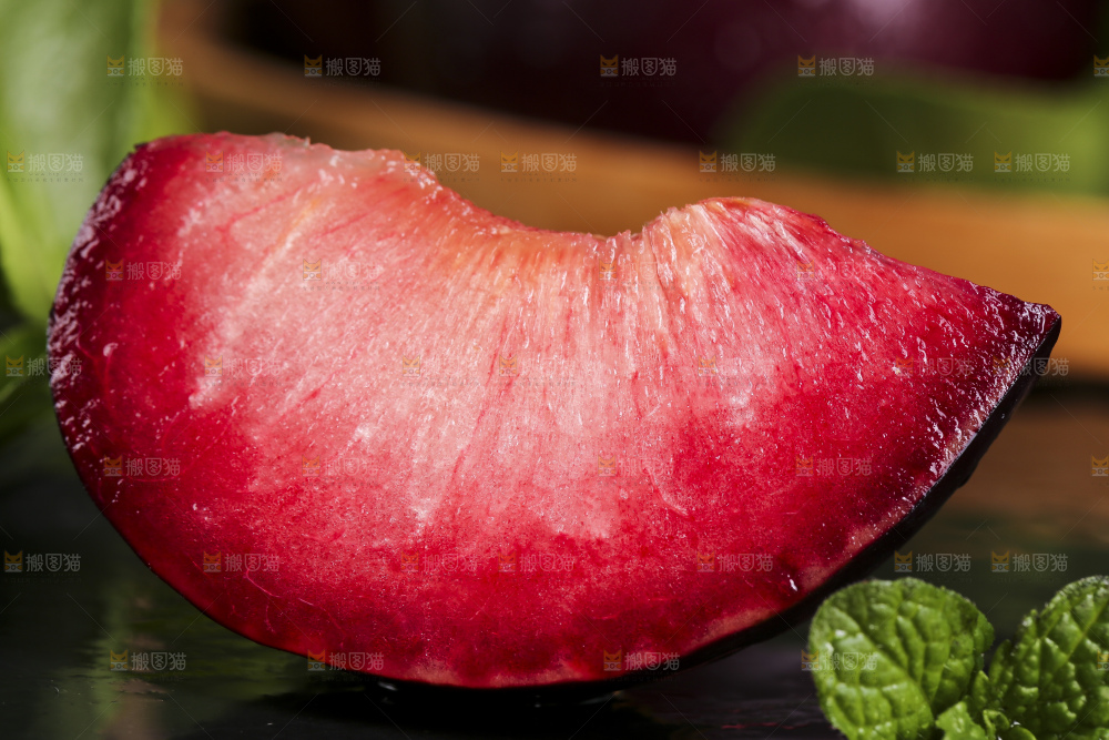 黑底上摆放着恐龙蛋李