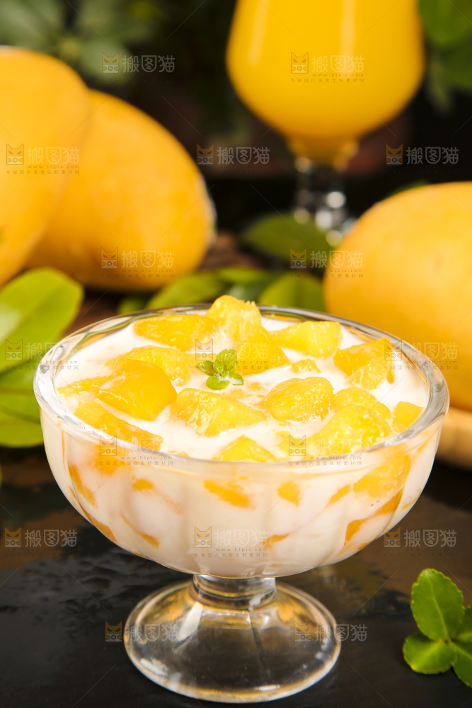 碟子里装着牛奶芒果