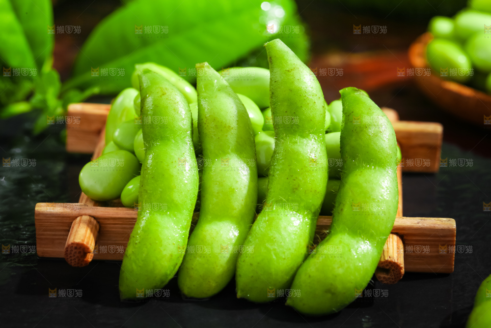 黑底上摆放着生毛豆