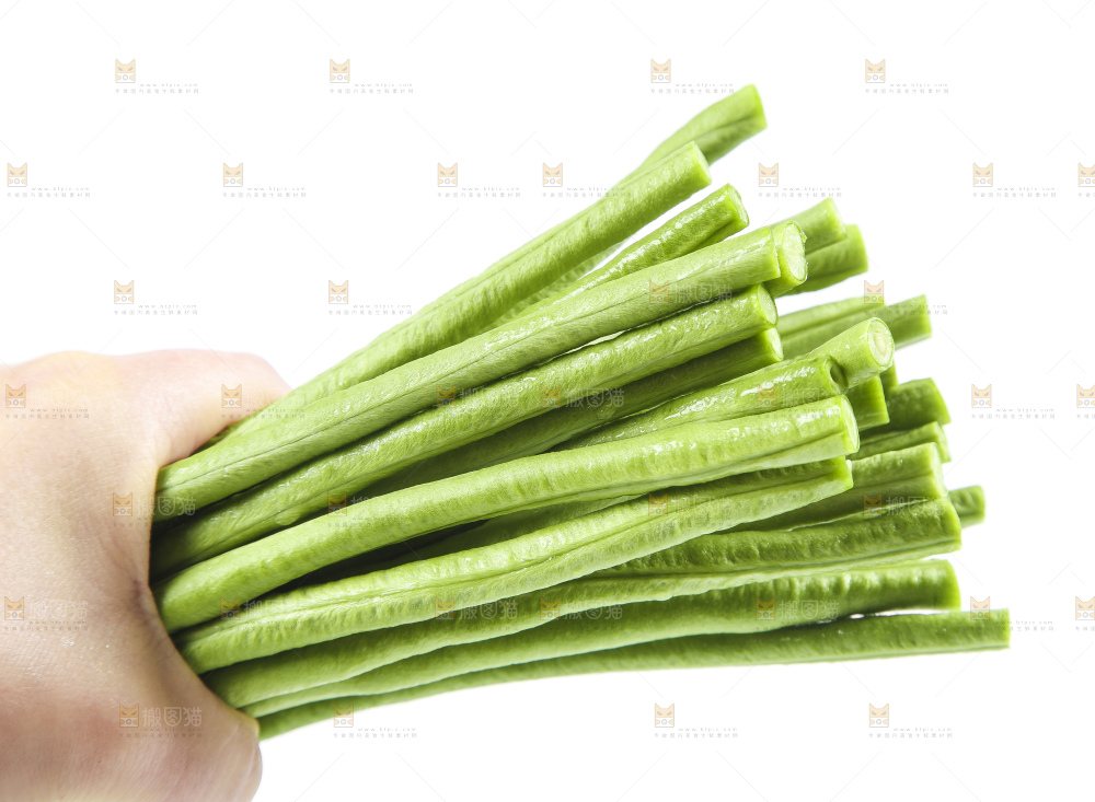 手里拿着嫩豆角
