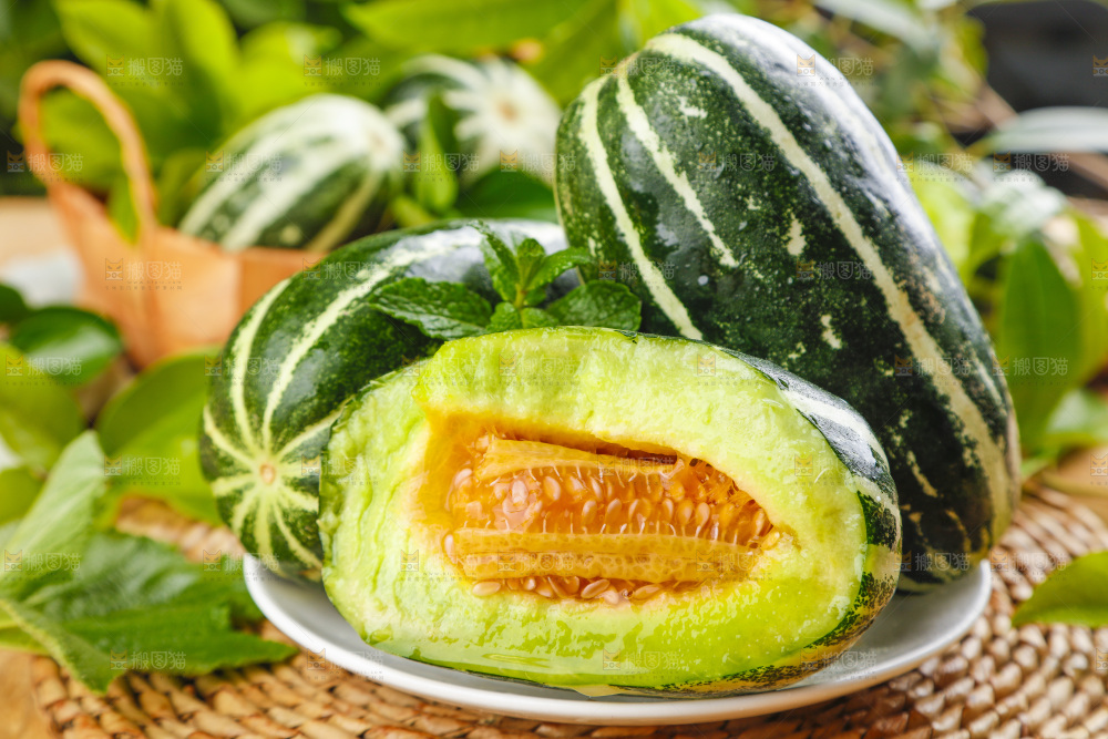 盘子里装着花皮甜瓜
