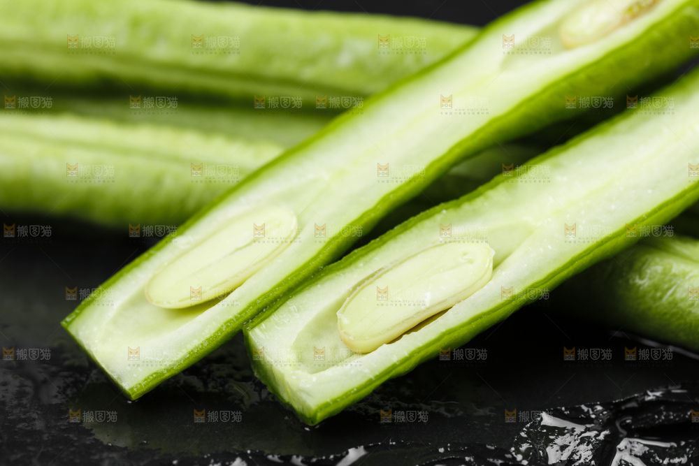 黑底上放着一把豇豆