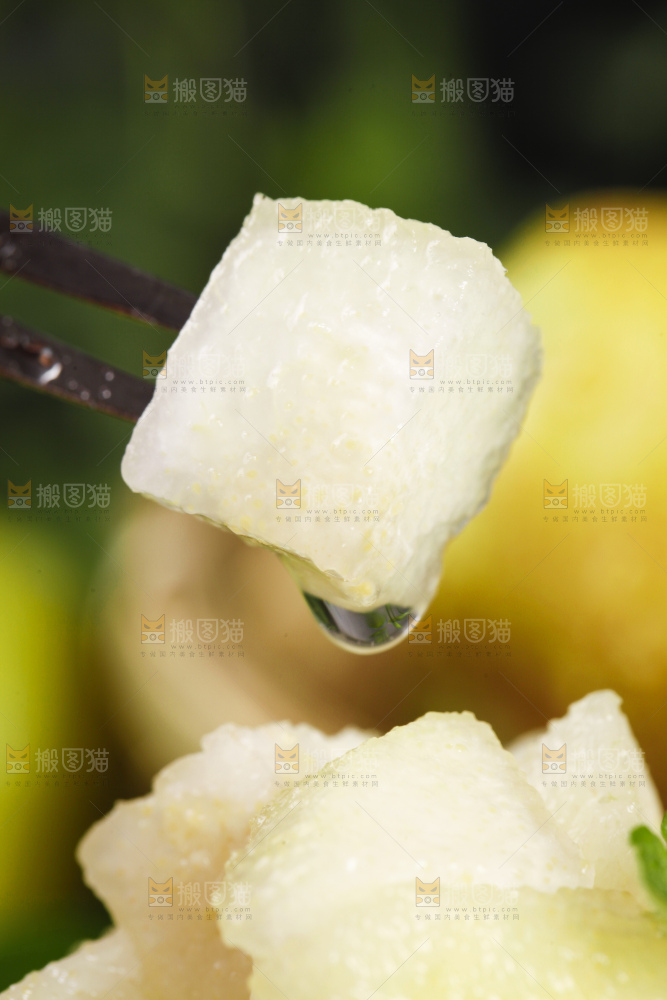 叉子叉着一块小香梨