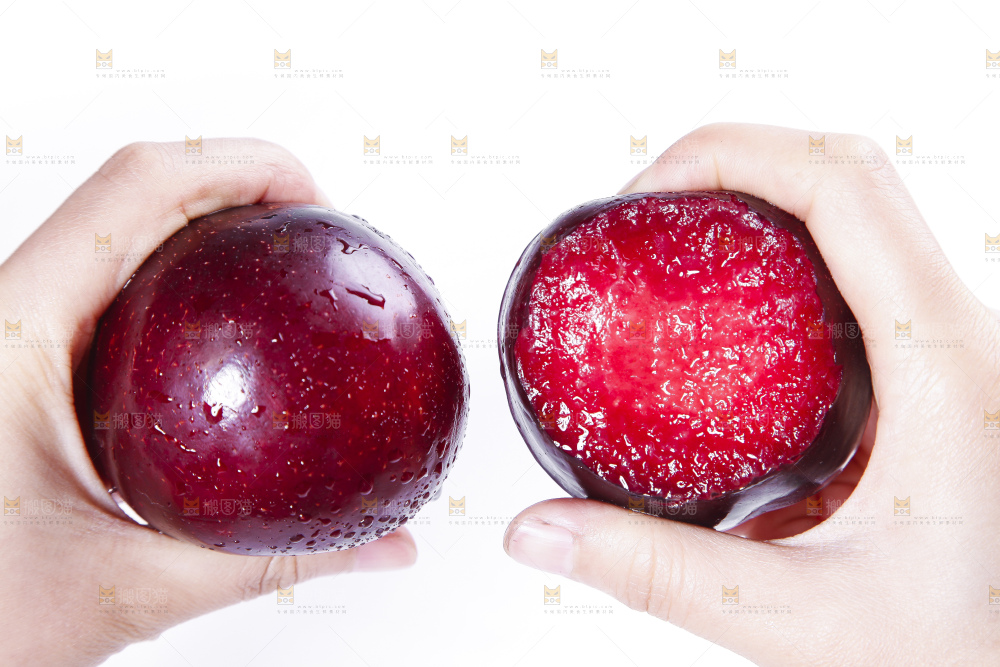 手里拿着红心恐龙蛋