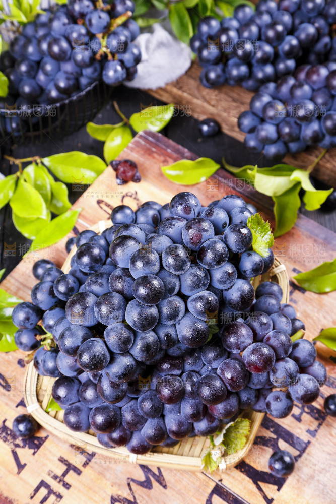 篮子里装着无籽黑提