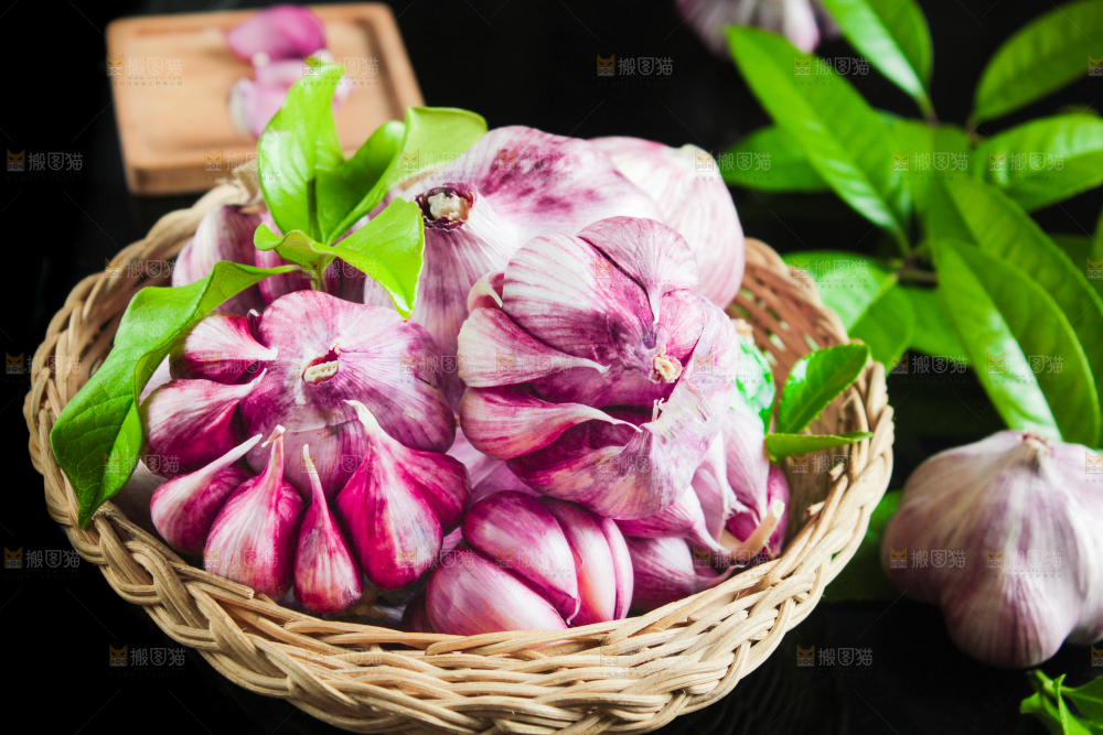 木板上放着紫皮多瓣蒜