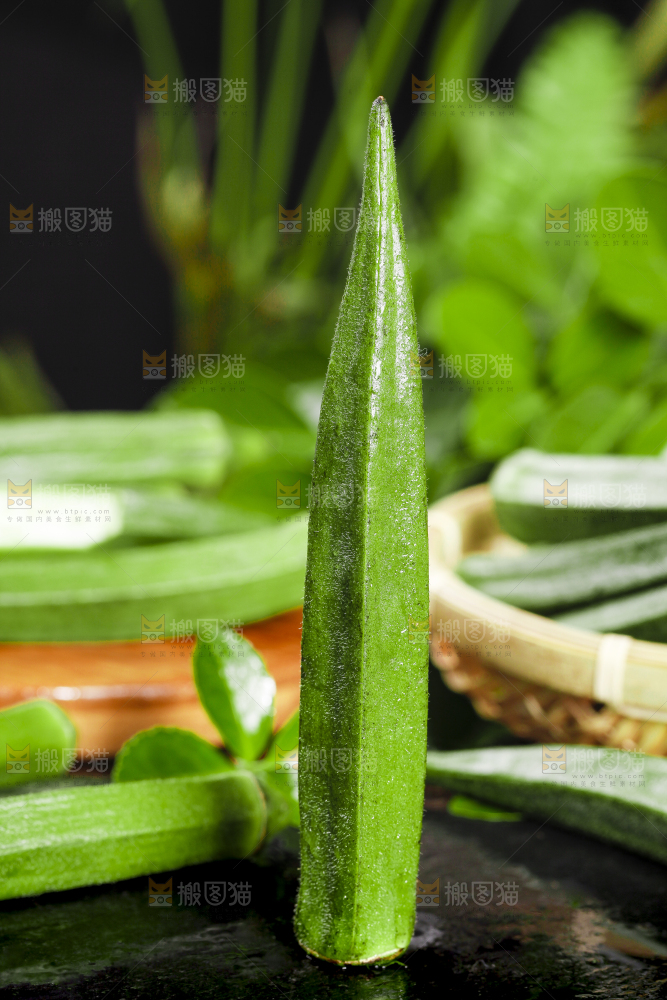 黑底上摆放着山东新鲜秋葵