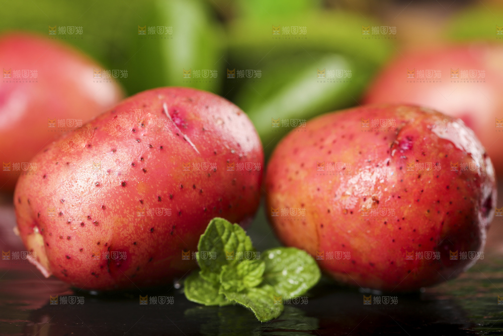 深底上摆放着红皮土豆