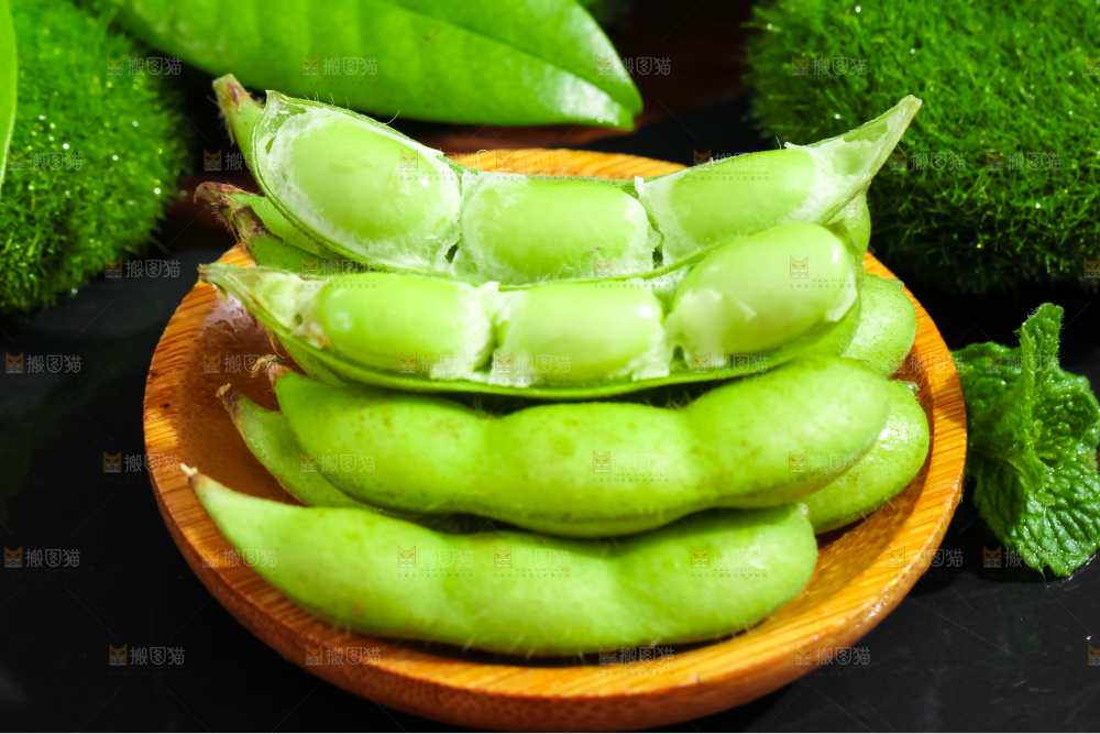 碟子里装着嫩毛豆
