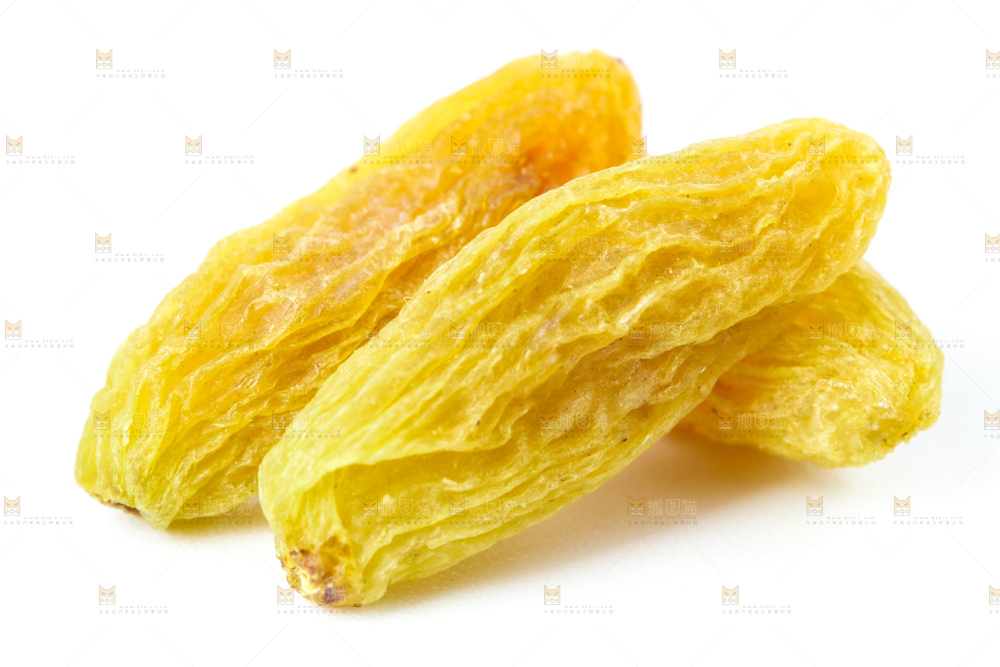白底上摆放着绿宝石葡萄干
