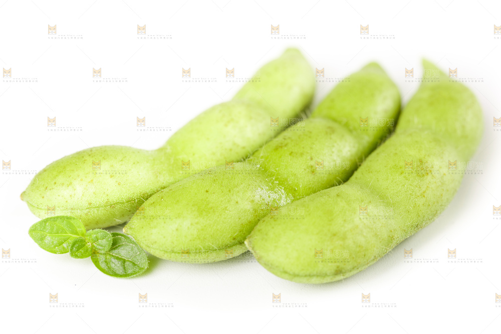 白底上摆放着毛豆角