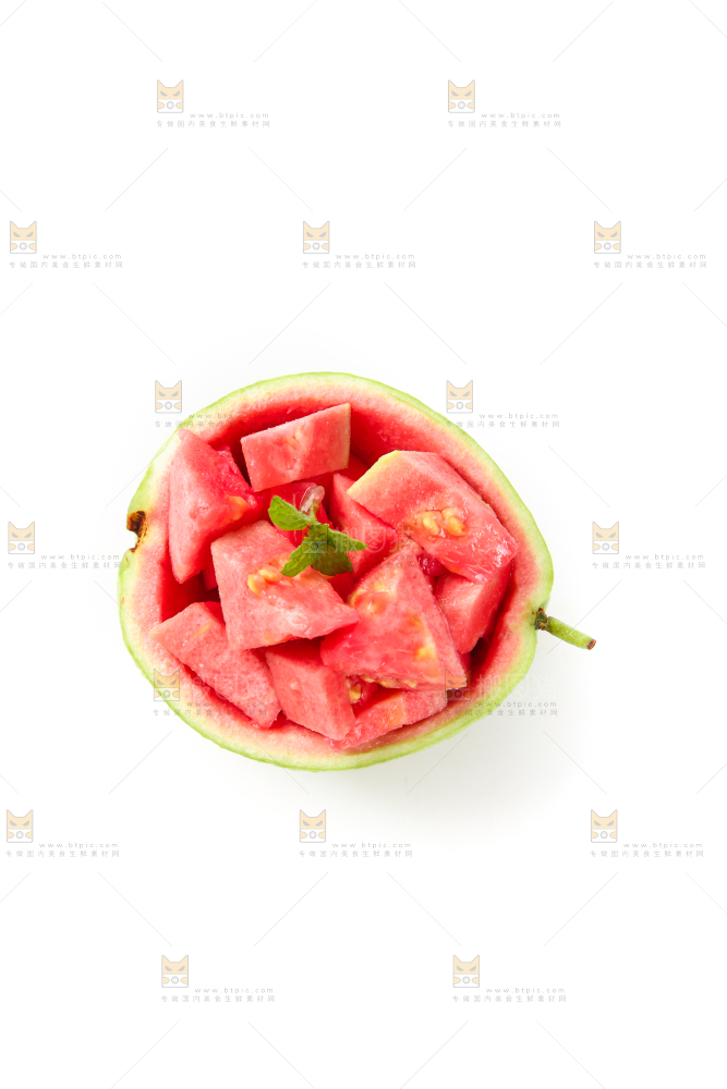 白底上摆放着红芭乐的果肉