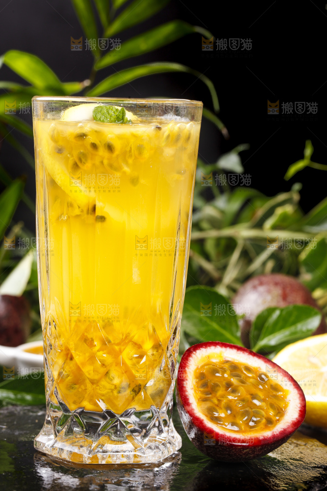 杯子里装着百香果的果汁