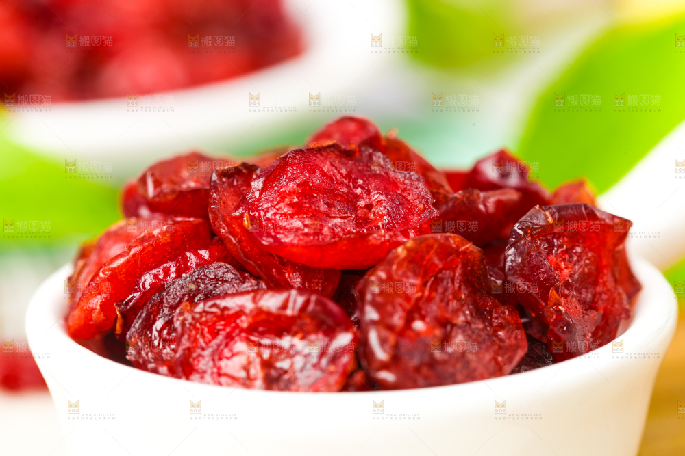 盘子里装着蔓越莓干蜜饯