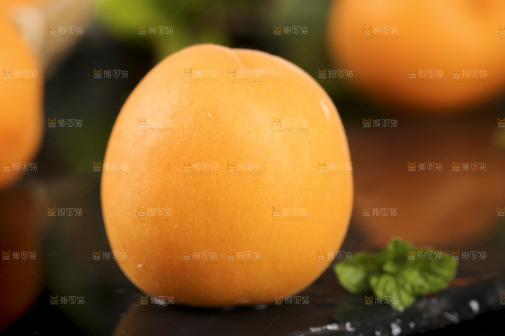 黑底上摆放着头茬大黄杏
