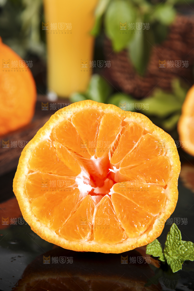 黑底上放着丑八怪橘子
