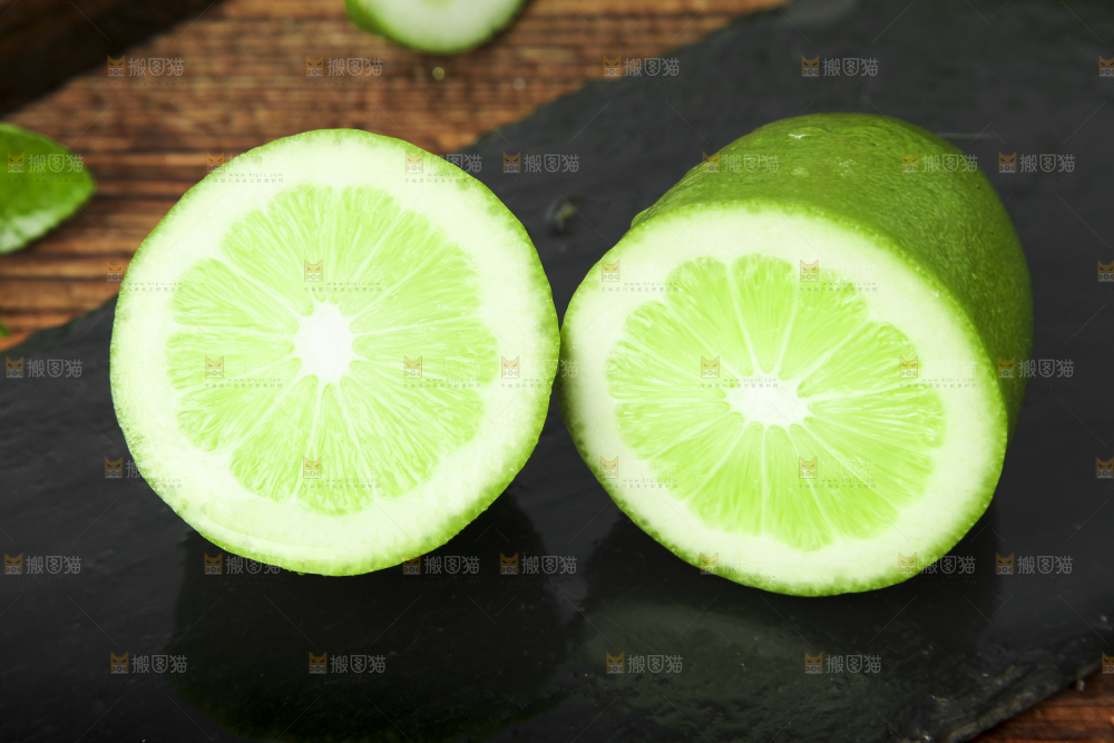 黑底上摆放着海南无籽香水柠檬