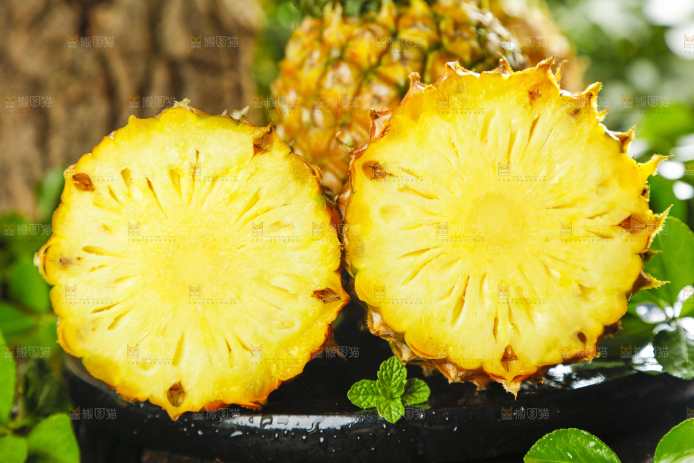 黑底上摆放着海南大菠萝